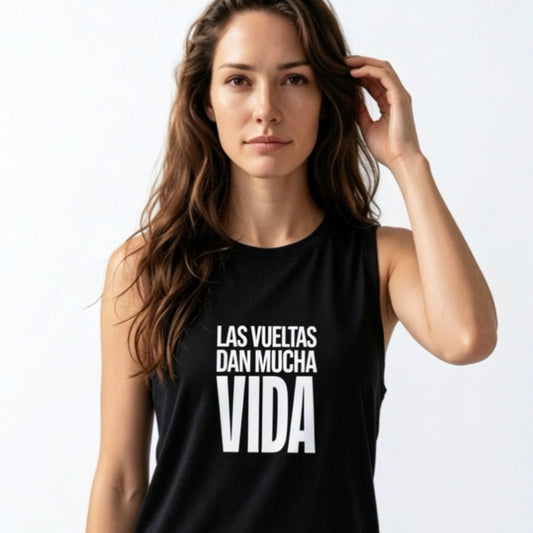 Las Vueltas Dan Mucha Vida – Open Back New negra, close-up frontal con quote en blanco · Wear a Quote