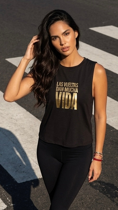 Las Vueltas Dan Mucha Vida – Open Back New, detalle close-up con branding WAQ · Wear a Quote