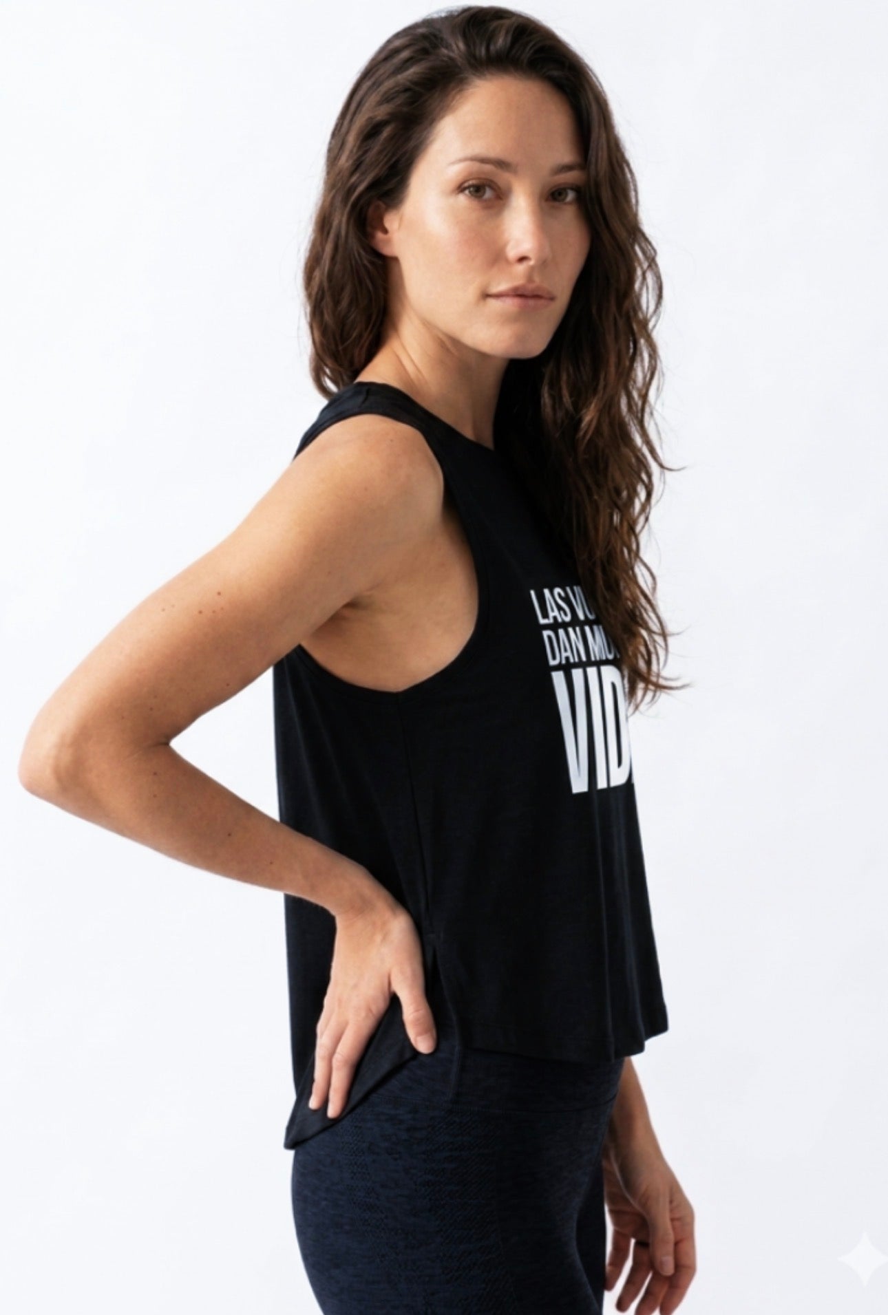 Open Back New negra – vista lateral con abertura de espalda visible · Wear a Quote