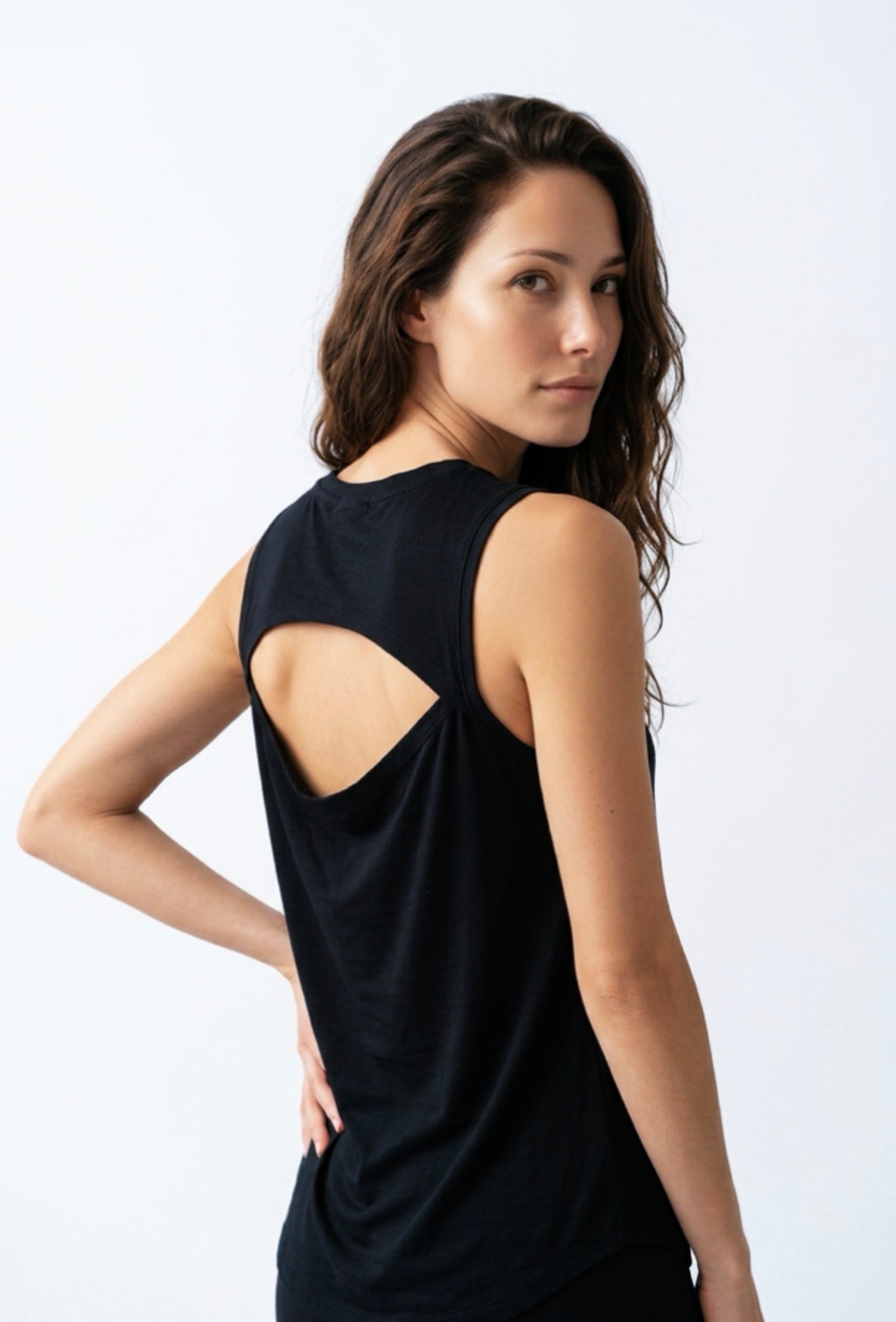 Open Back New negra – vista trasera mostrando abertura en espalda · Wear a Quote